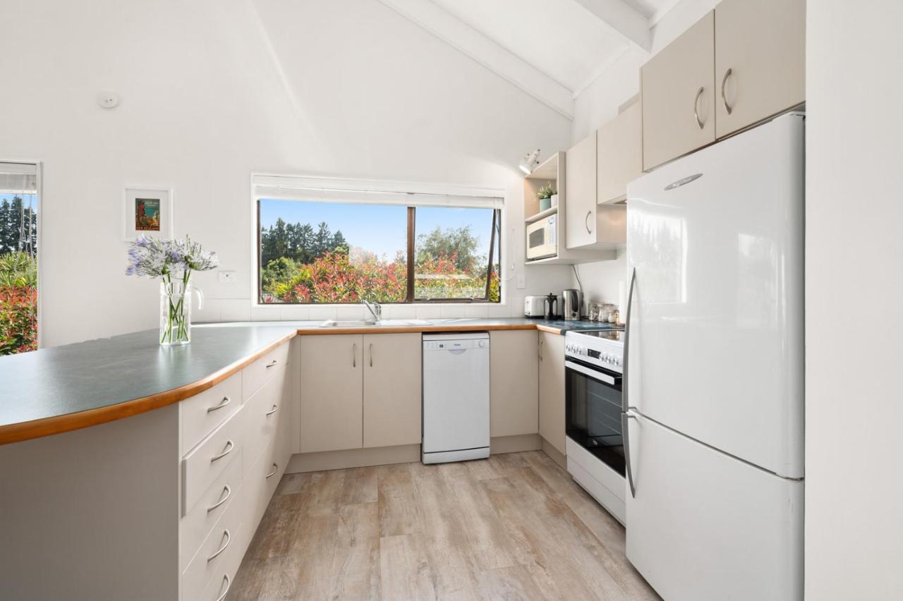 Waitahanui Lake House - Lake Taupo Holiday Home Eksteriør bilde